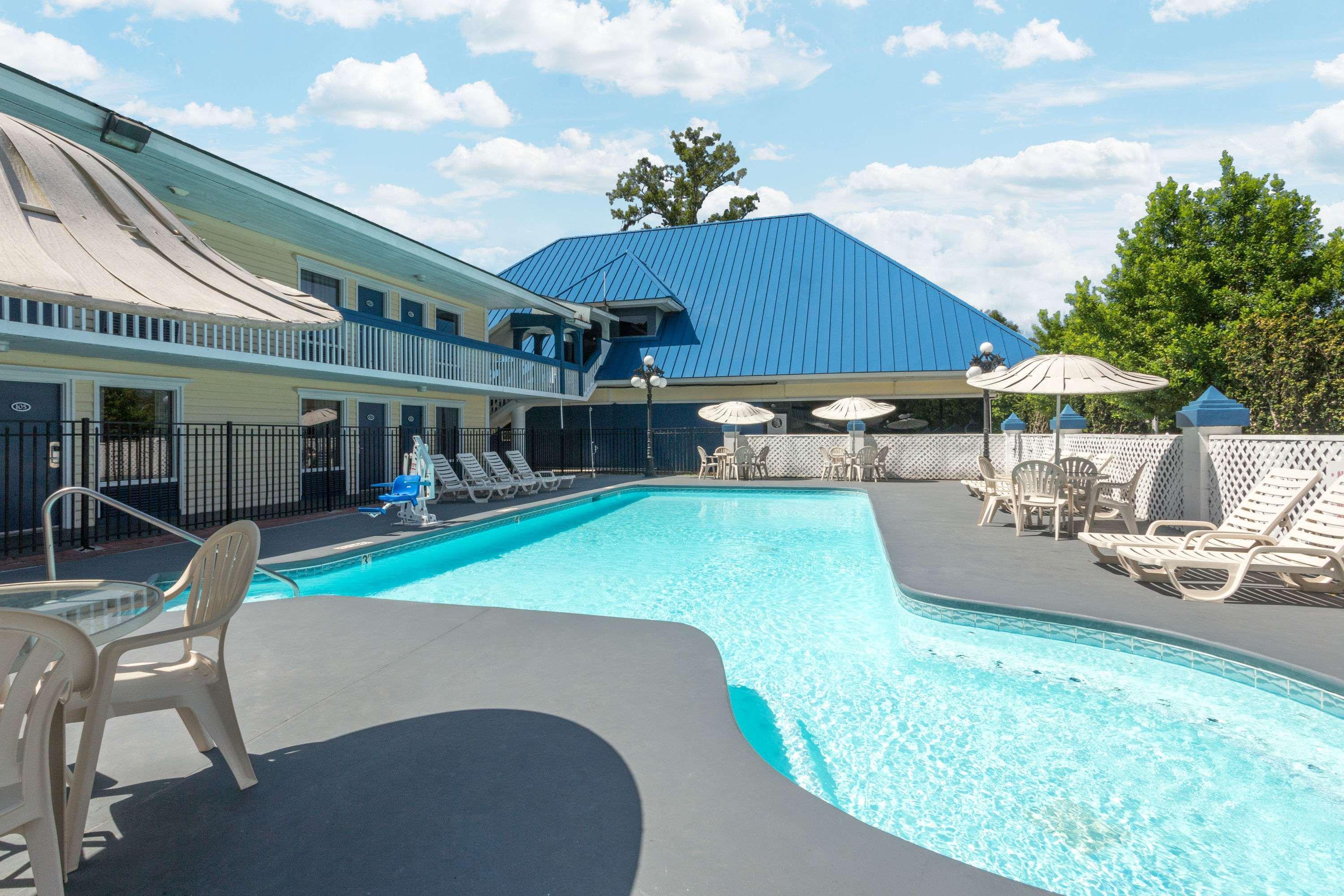 Days Inn By Wyndham Savannah Airport Exterior photo